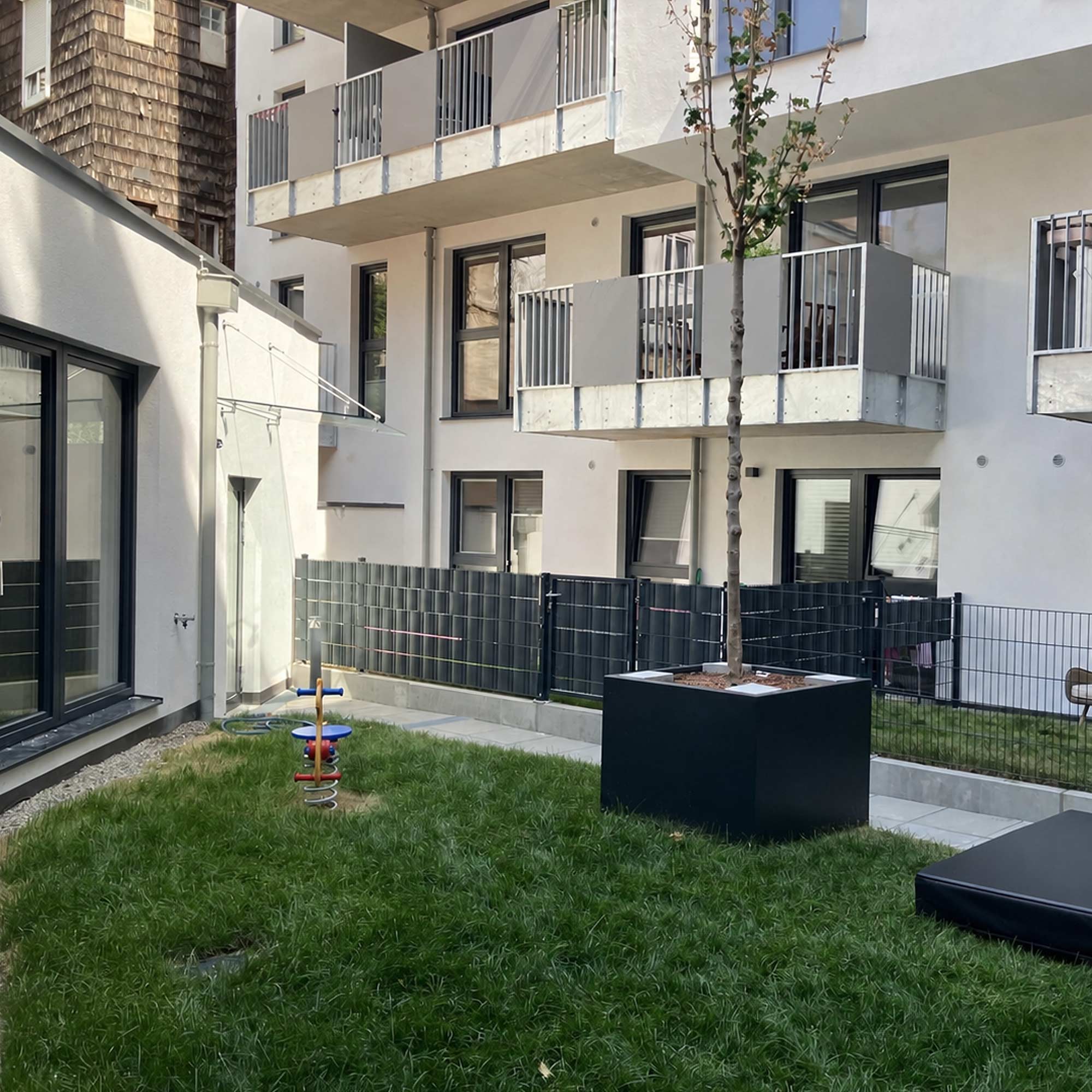 Eingang Gewerbeeinheit in der Wohnhausanlage in der Odoakergasse 25